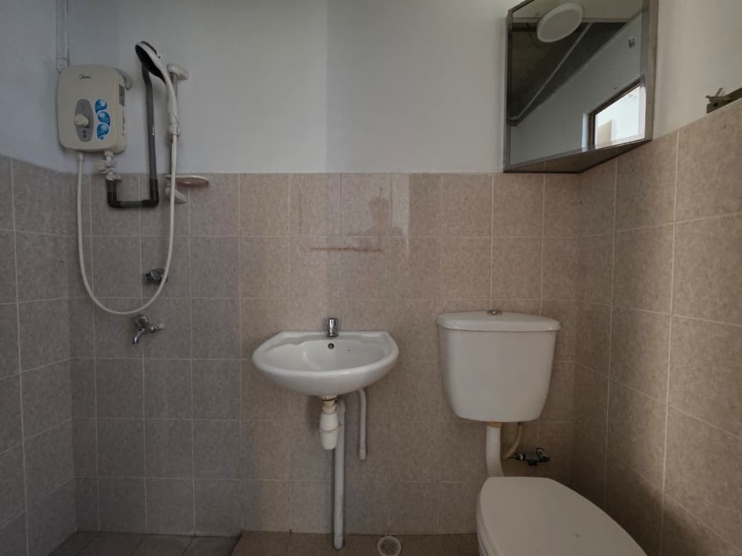 Bathroom inside Country Heights Apartment