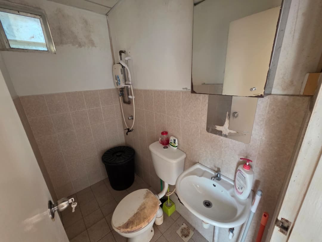 Second bathroom inside Country Heights Apartment
