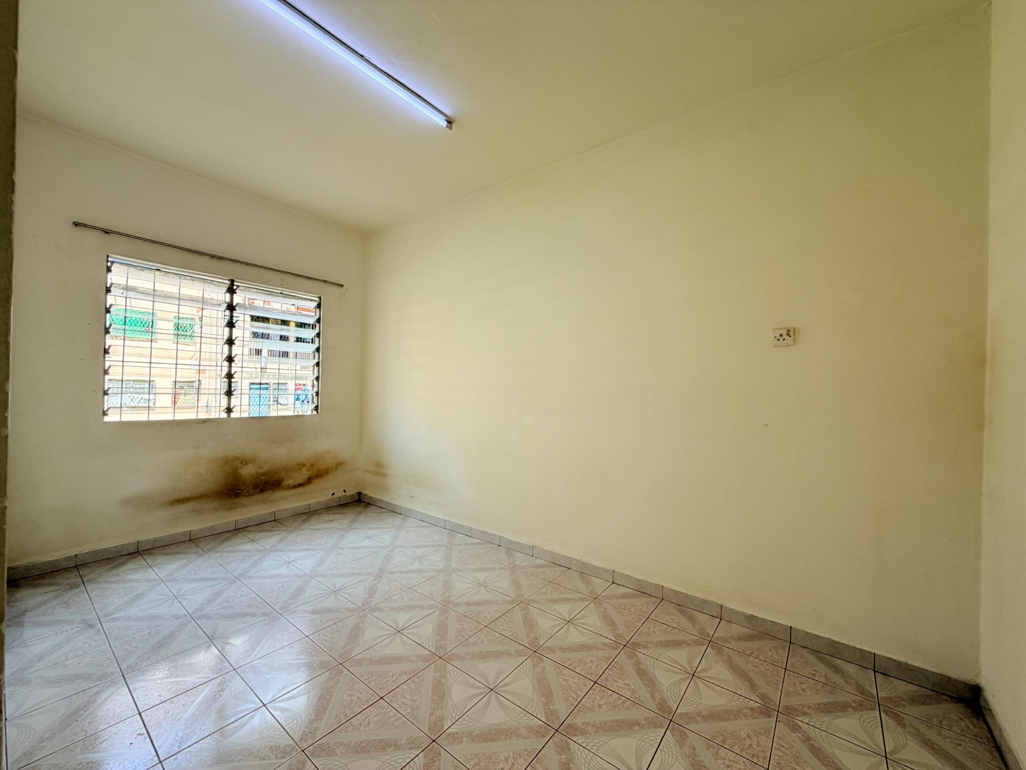 Bright bedroom with tiled floor at Telipok Ria Apartment